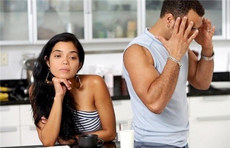 Vợ chồng cãi vã, tranh đấu nhau vì nhan sắc vợ suốt ngày. Ảnh: T. L.