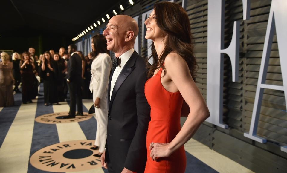 2017 là năm bứt phá nhất của Jeff Bezos. Blue Origin - đơn vị phát triển mảng hàng không vũ trụ do tỉ phú này sáng lập vào năm 2000 đã tiết lộ về sự tồn tại của con tàu Blue Moon trong kế hoạch trinh phục mặt trăng. Lúc này tài sản của Bezos tăng vọt khó tin, ông nắm trong tay 81,5 tỉ USD, và là người giàu thứ 2 thế giới. Ảnh: MIKE COPPOLA/VF18