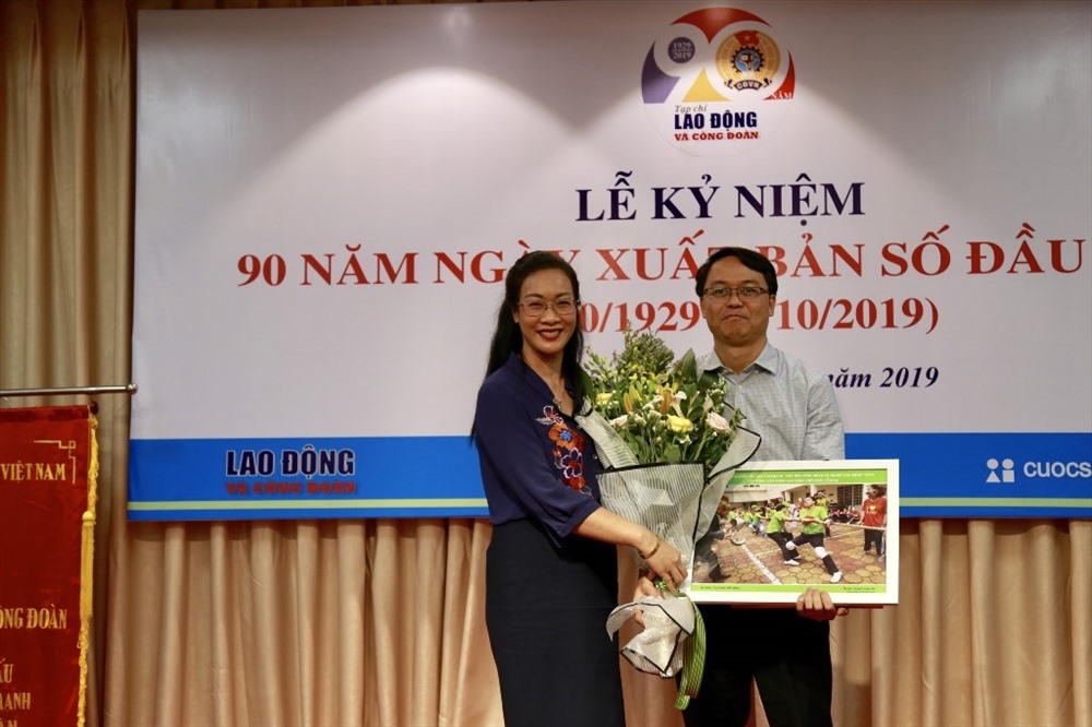 PGS.TS Phạm Thanh Bình – Chủ tịch Công đoàn Y tế Việt Nam chúc mừng tác giả Nguyễn Hoàng Hà – Viện Kiểm nghiệm thuốc Trung ương. Ảnh: L.Anh