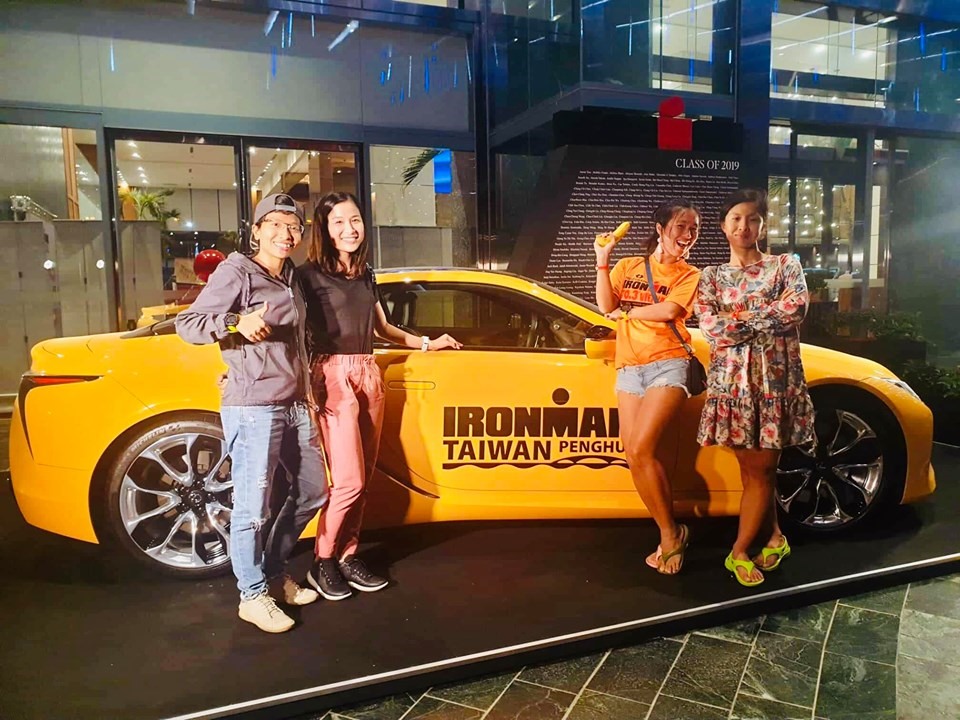 Các vận động viên triathlon nữ Việt Nam tại Ironman Taiwan. Ảnh: Tố Phương