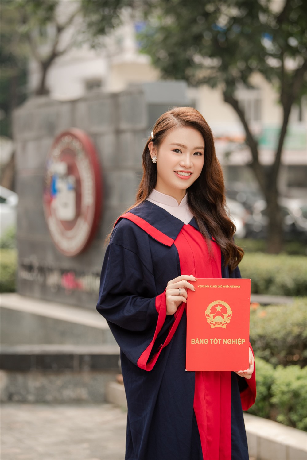 Cô tốt nghiệp xuất sắc
