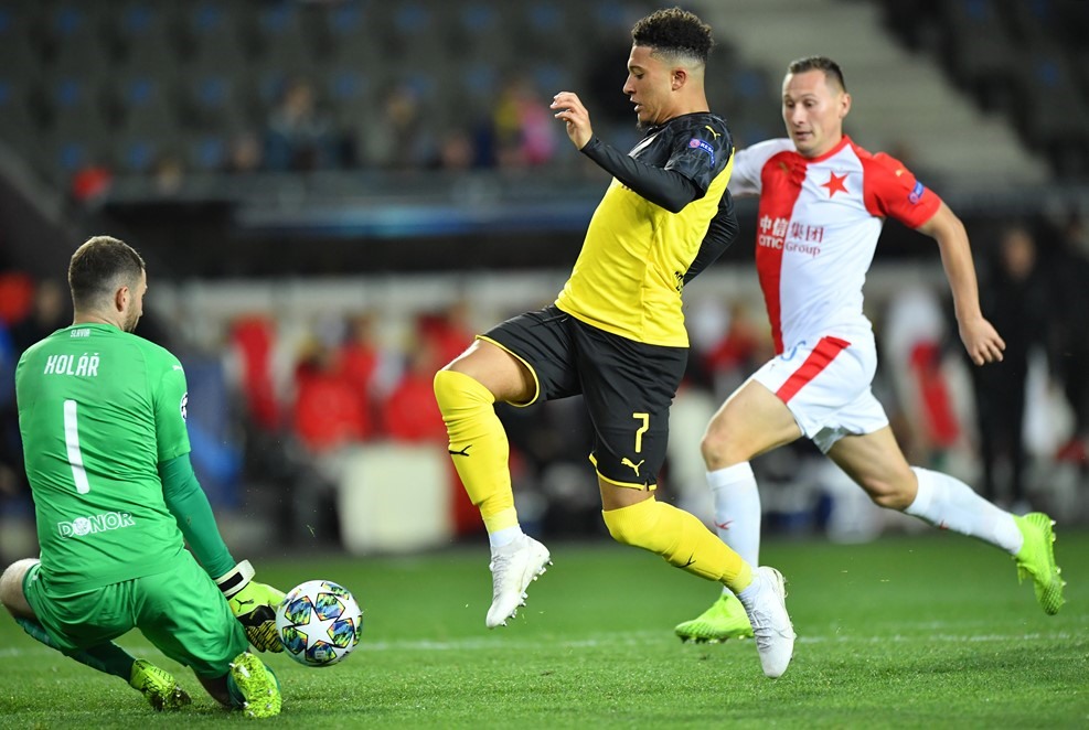 Thủ môn Kolar cản phá cơ hội ghi bàn của Jadon Sancho ở đầu hiệp 2. Ảnh: UEFA