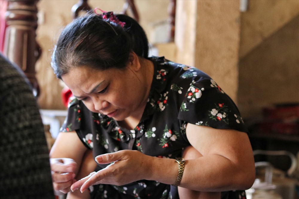 Không đi lại được bằng chân nhưng bù lại bà Hương có 1 đôi rất rất khỏe và khéo léo.