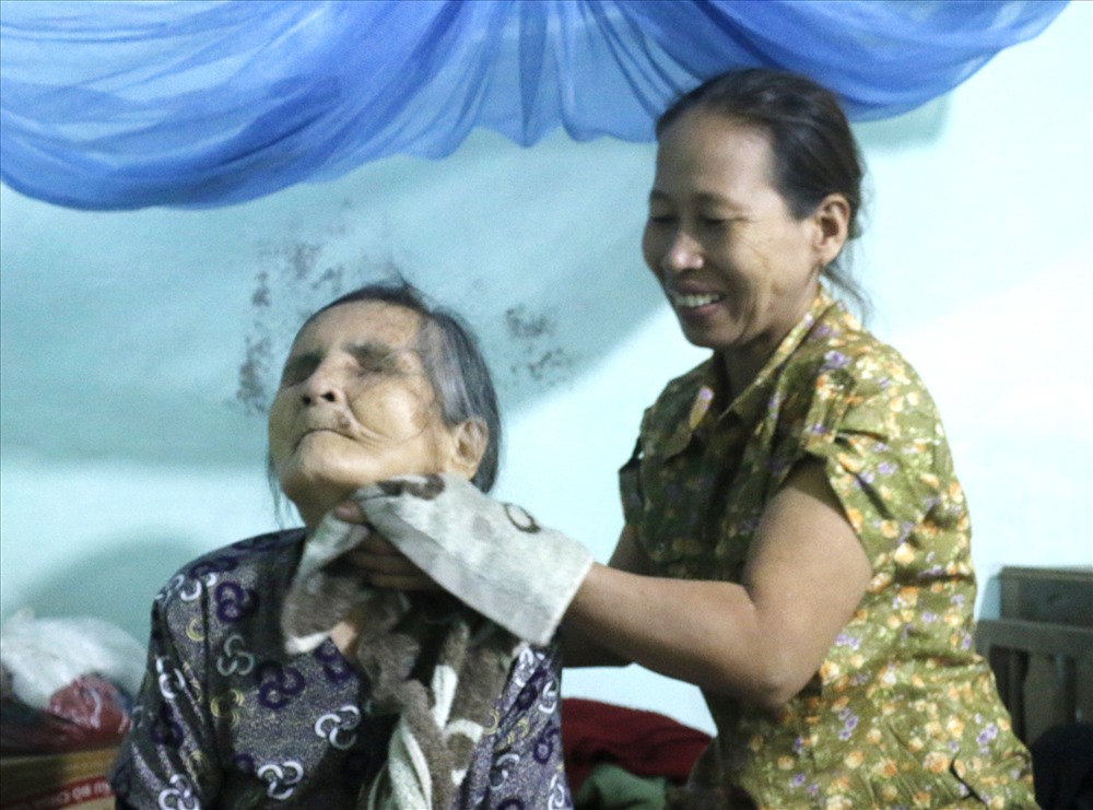Niềm vui của bà Thu khi được chăm sóc cụ Mịch. Ảnh: Thanh Chung