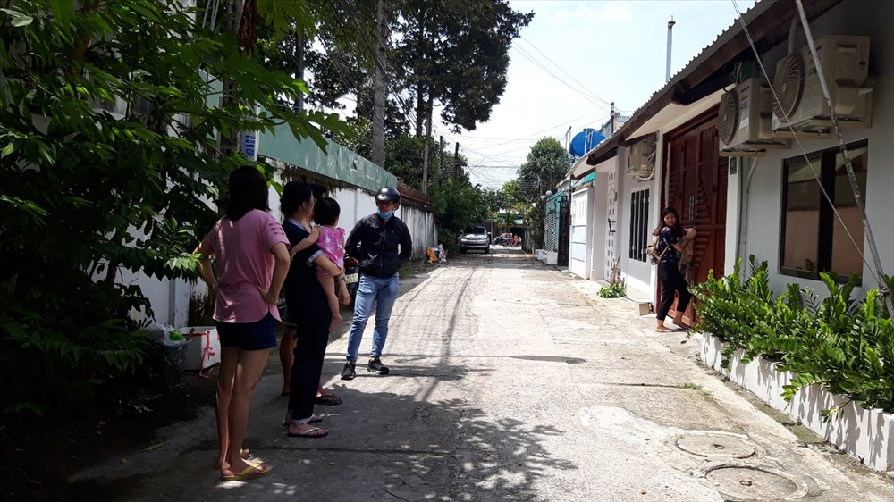 Nghe tiếng kêu cứu người dân chạy ra nhưng thấy nam thanh niên nằm gục nên nhanh chóng đưa đi cấp cứu - Ảnh: Đình Trọng