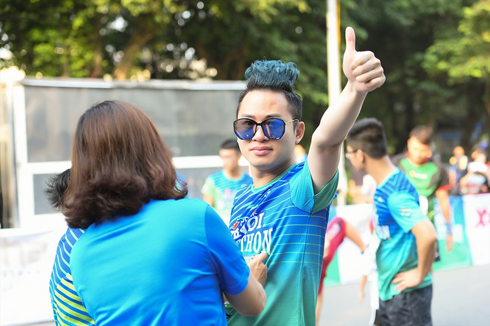 Nam ca sĩ Tùng Dương là nghệ sĩ đầu tiên cán đích khi tham gia thi chạy. Ảnh: Bình Quách.