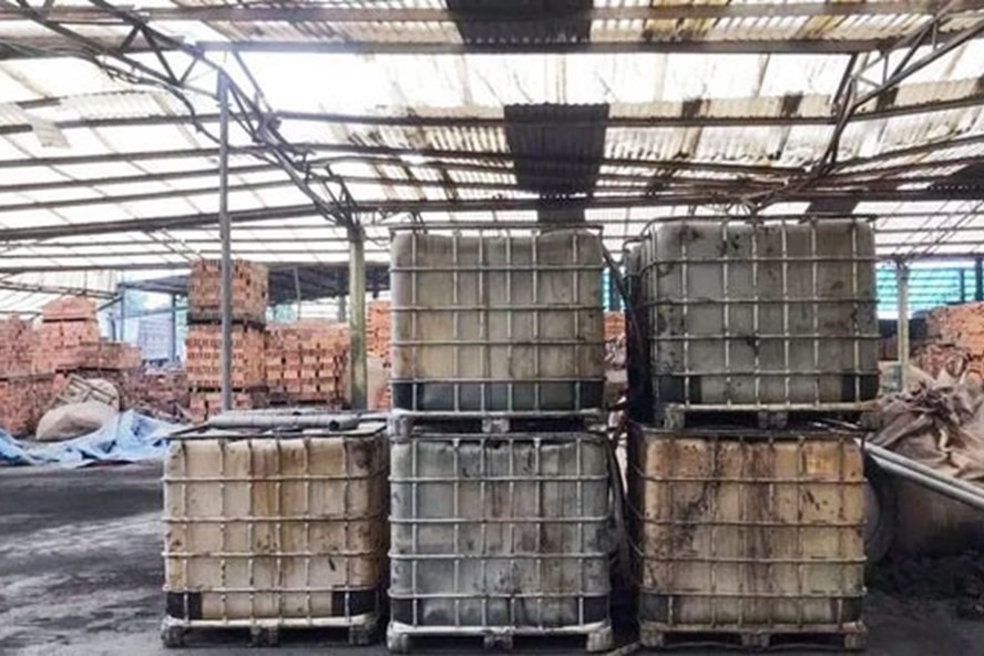 Các thùng chất thải nhóm nghi can đổ trộm tại Hòa Bình.