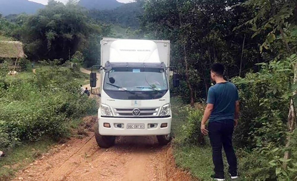 Chiếc xe tải được các đối tượng sử dụng để vận chuyển và đổ trộm dầu thải