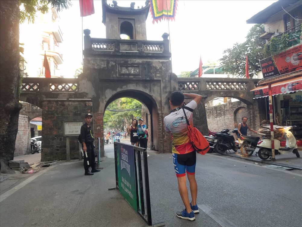 Đường chạy qua nhiều điểm check-in đẹp khiến các runner...mải selfie, “chểnh mảng” chạy