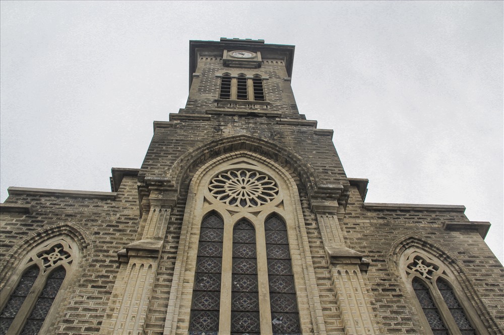  Công trình mang đậm kiểu kiến trúc nhà thờ Gotic với 3 phần rõ rệt, phần dưới cùng là cửa, phần giữa là ô cửa sổ tròn to bằng kính màu được tô điểm những bông hoa hồng; phần trên cùng là hành lang cùng hai tháp chuông. 