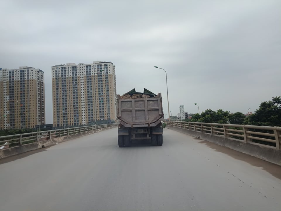 Không kể ngày đêm, những chiếc xe chở rác thải xây dựng hoạt động liên tục, đích đến là những bãi đất trống hay những Dự án bỏ hoang tại các huyện ngoại thành. Ảnh: NB