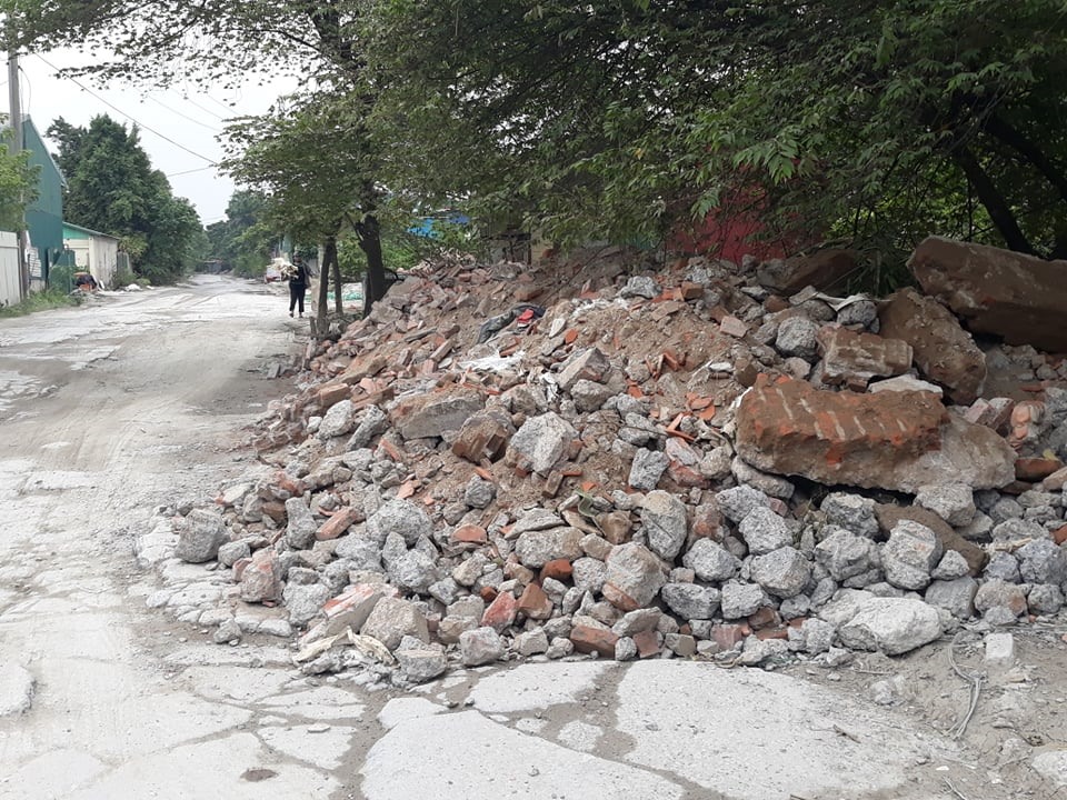 Các tuyến đường vắng người thường là đích đến của những chiếc xe đổ trộm rác thải xây dựng. Ảnh: NB
