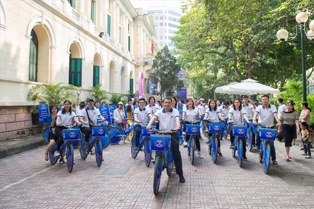 Diễu hành xe đạp mang theo các thông điệp phòng chống ung thư.