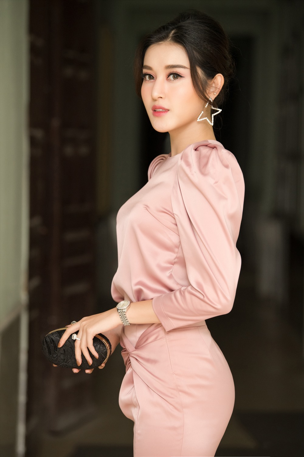 Á hậu Huyền My giản dị trong bộ váy màu hồng, tôn nét dịu dàng mà thanh lịch. Ảnh: NVCC.