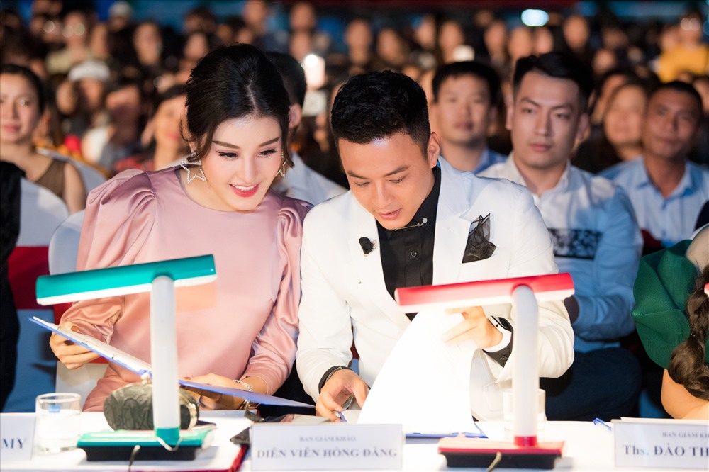 Người đẹp thân thiết khi hội ngộ nam diễn viên Hồng Đăng khi cả hai làm ban giám khảo cuộc thi