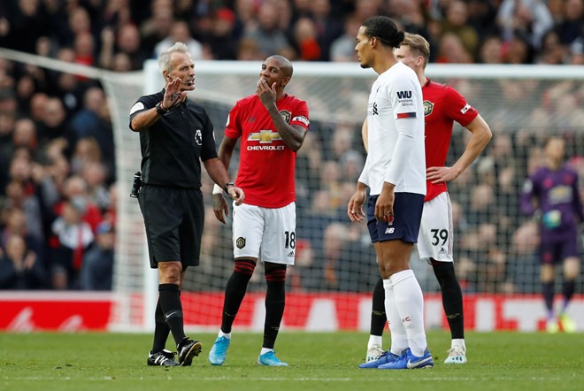 Trọng tài Atkinson tham khảo công nghệ VAR. Ảnh: Getty