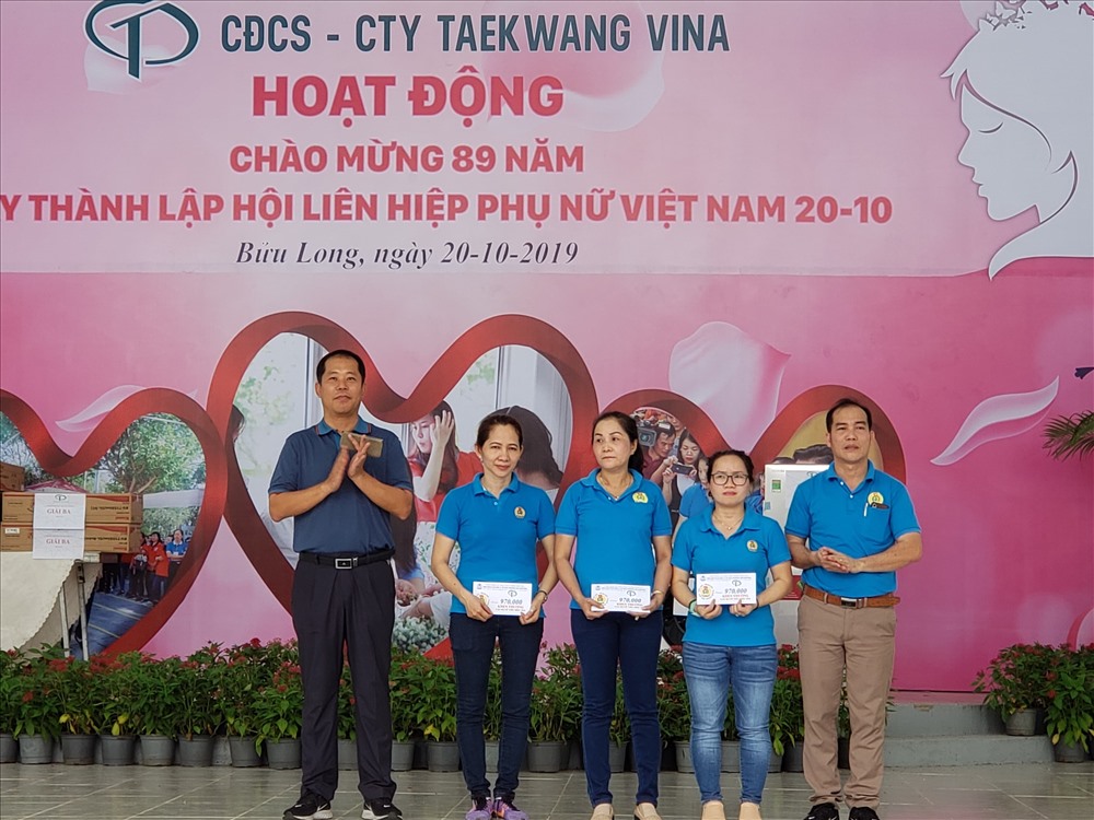 Công nhân xuất sắc được nhận quà từ Công đoàn cơ sở công ty_Ảnh: HAC