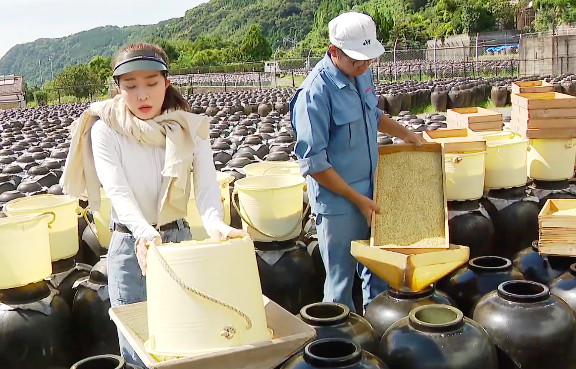 Quỳnh Nga trải nghiệm làm tương đen.