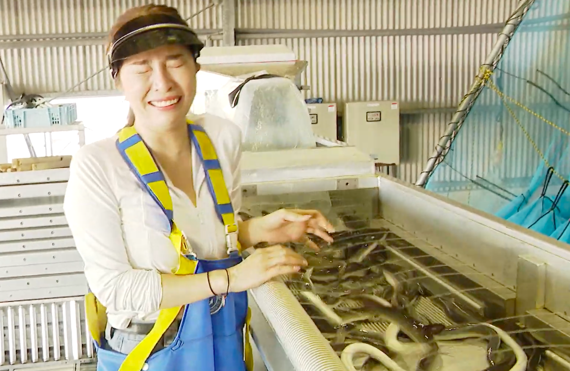 Quỳnh Nga lại la hét, tháo chạy khi phải sờ vào … lươn. Ảnh: NVCC