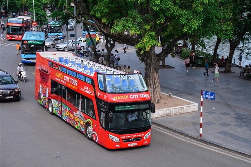 Xe buýt 2 tầng mui trần đã được triển khai ở Hà Nội. Ảnh: Phan Anh Phú Xe buýt 2 tầng mui trần đã được triển khai ở Hà Nội. Ảnh: Phan Anh Phú