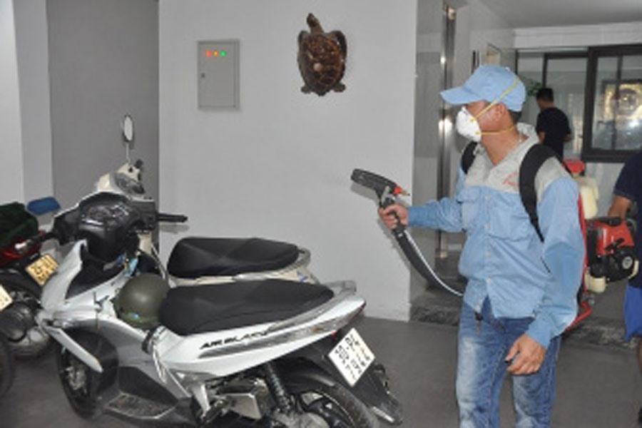 Phun thuốc diệt muỗi tại các chung cư ở Hà Nội. Ảnh: SYT HN