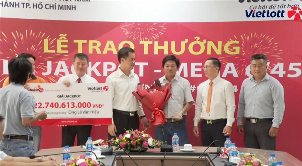 Ban tổ chức trao giải độc đắc cho ông Lê Văn Hiểu