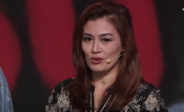 Hoa Thúy từng phát khóc vì súng thật quá nặng và nổ lớn. Ảnh: VTV.