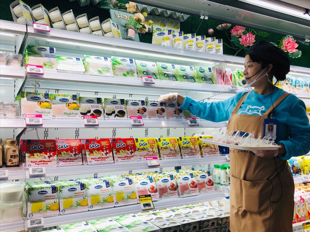 Nhân viên của siêu thị Hema Hồ Nam tại quầy sản phẩm sữa chua của Vinamilk.
