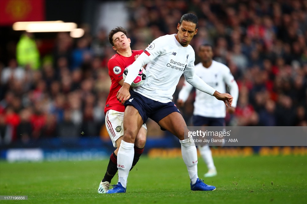 Những pha va chạm với trung vệ của Liverpool không làm James gục ngã ảnh getty.