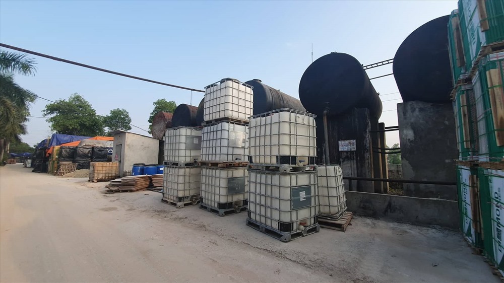 Khu vực chứa dầu để đốt lò nung gạch của Công ty Gốm sứ Thanh Hà. Ảnh: LN.