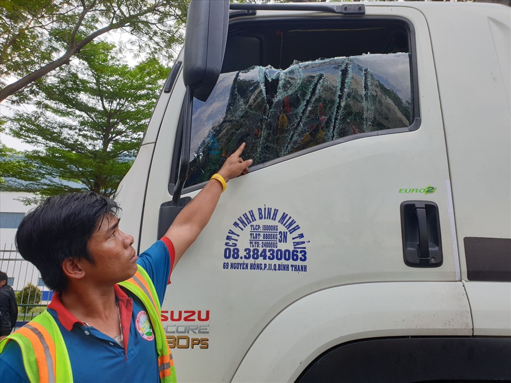 Một nhát kiếm xuyên qua cửa kính rất may tài xế né tránh được - Ảnh: T.H