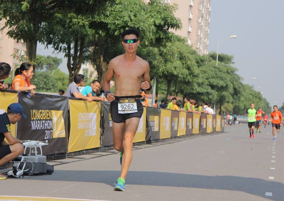Anh Quyết về đích khoe 6 múi ở giải Longbien Marathon