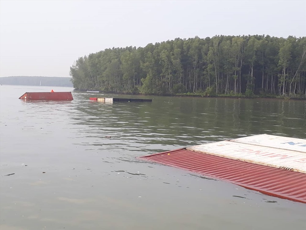Sau vụ tai nạn, nhiều container bị rơi xuống sông