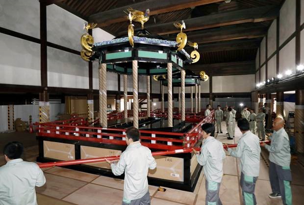 Ngai “Takamikura” được tháo dỡ và đưa từ Kyodo về Tokyo từ tháng 9 năm ngoái. Ảnh: Kyodo/AP và Jiji Press.