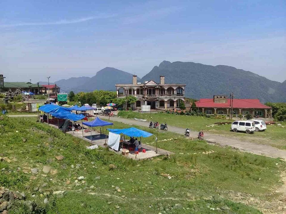 Những hàng quán tạm bợ do người dân tự dựng ở khu du lịch Mẫu Sơn. Ảnh: Sun