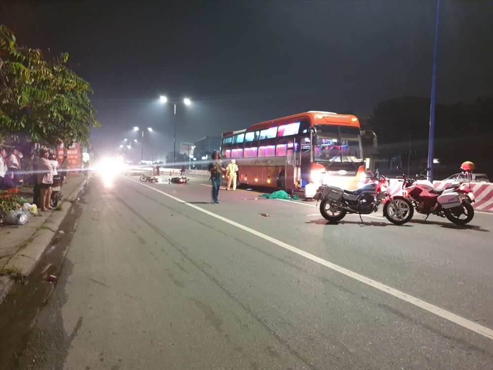 Người đàn ông quê Cà Mau bị xe khách cán tử vong tại hiện trường - Ảnh: ĐT