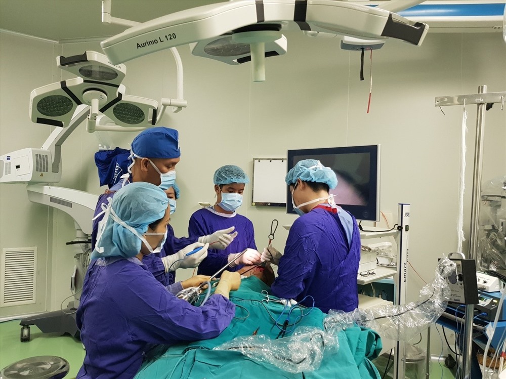 Các BS tiến hành phẫu thuật. Ảnh: BSCC