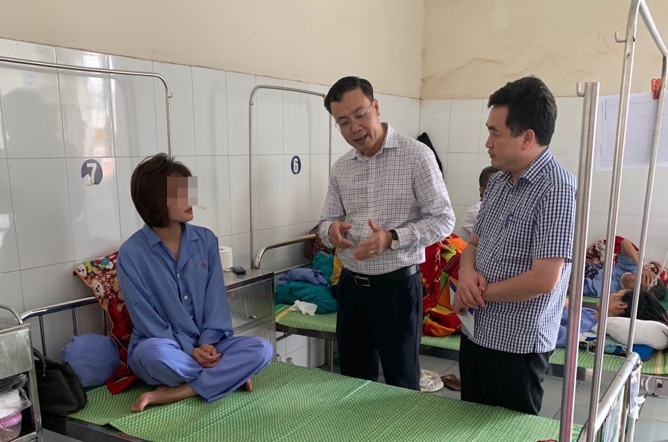 Ông Vũ Hữu Tuyến - Chủ tịch công đoàn và Giám đốc xí nghiệp thăm hỏi động viên chị H.