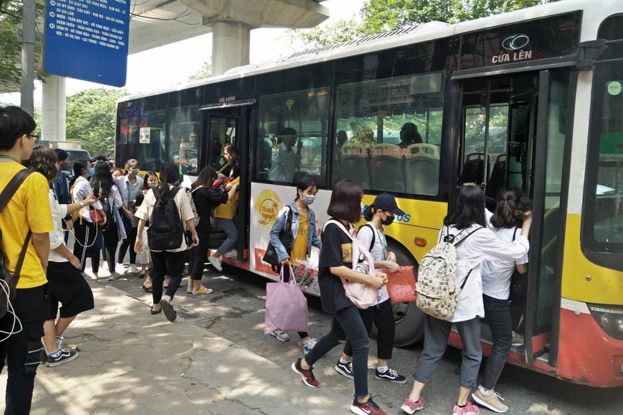 Khách lên xe rất đông nên công việc của phụ xe là rất vất vả. Ảnh: PHẠM ĐÔNG
