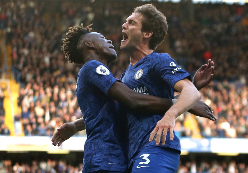 Chelsea đang bay cao. Ảnh: The Sun.