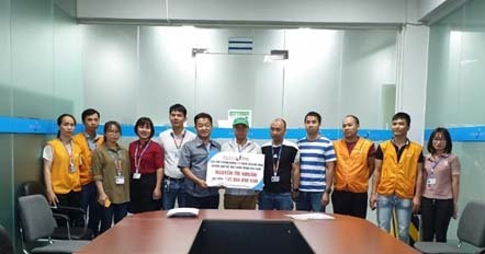 Đại diện Ban Giám đốc và đại diện Ban Chấp hành Công đoàn hai Công ty trao quà cho đại diện gia đình đoàn viên Nguyễn Thị Nhuần.