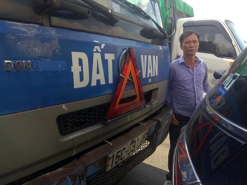 ài xế Vũ Văn Luyện tại hiện trường vụ tai nạn. Ảnh: Vietnamnet.