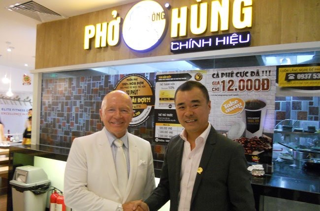 Ông Huy Nhật (áo đen) tại cửa hàng Phở ông Hùng. Ảnh: Huy Việt Nam.