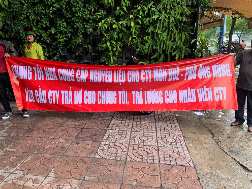 Nhiều nhà cung cấp kéo tới trụ sở công ty Huy Việt Nam - chủ chuỗi Món Huế để đòi tiền