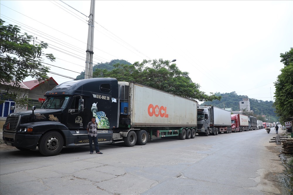 Xe chở nông sản ùn ứ ở cửa khẩu Tân Thanh. Ảnh: Hoài Anh