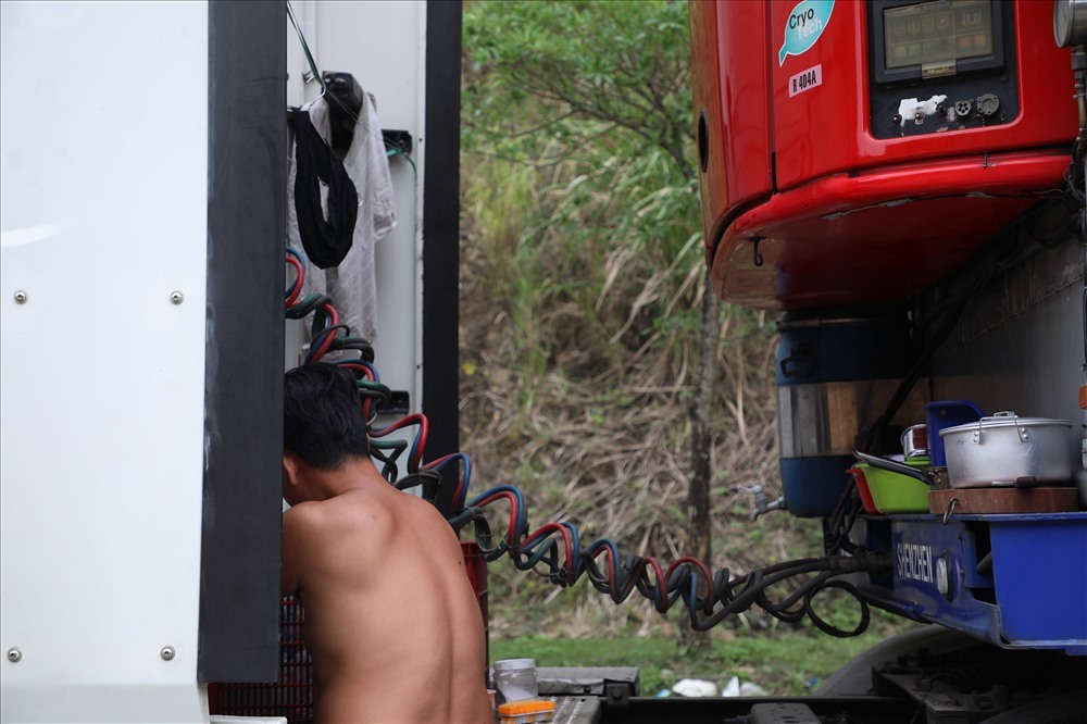 Tài xế phải bắc bếp nấu ăn ngay tại chỗ để vừa canh hàng, vừa chờ đợi, ròng rã suốt một tuần liền.