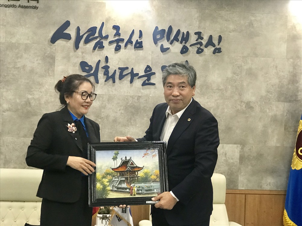 Đồng chí Nguyễn Thị Thu Nhi tặng quà lưu niệm cho ông Chủ tịch HĐND tỉnh Geonggi. Ảnh: TT