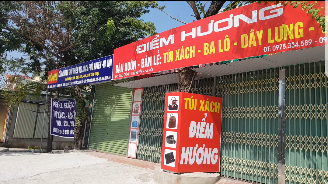Hàng loạt cửa hàng đóng cửa kín mít chờ lực lượng QLTT rút quân. Ảnh: Đ.T