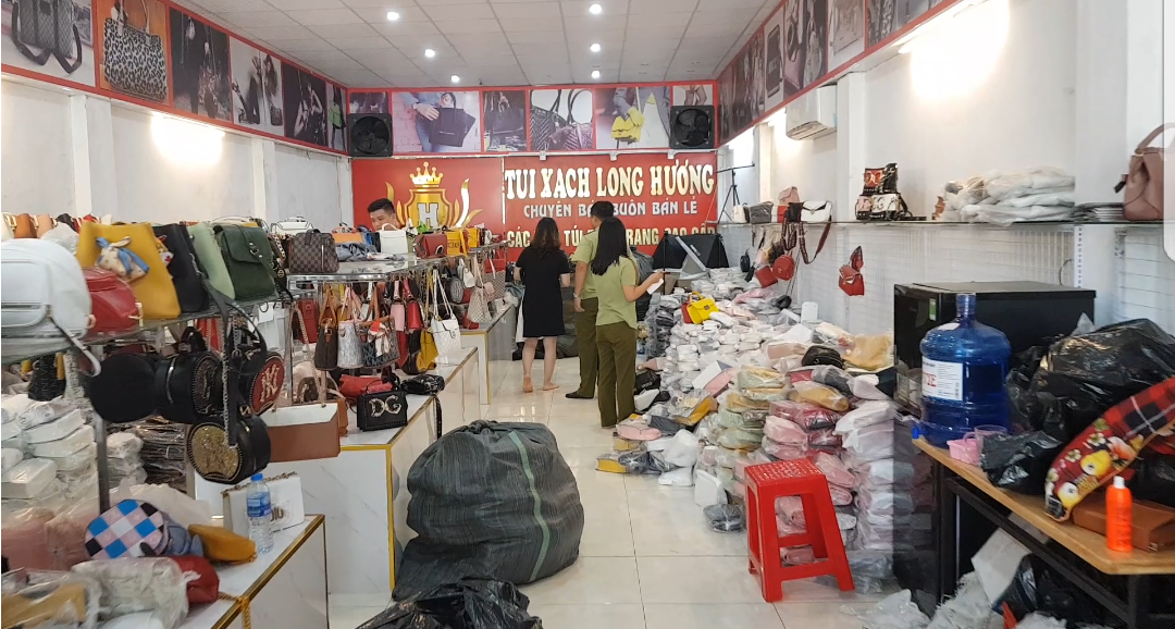 Cửa hàng túi ví Long Hương bị lực lượng QLTT kiểm tra, thu giữ hàng nghìn sản phẩm da nghi hàng giả, hàng nhái. Ảnh: Đ.T