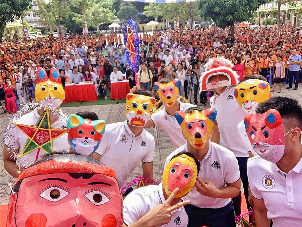 Đeo mặt nạ truyền thống, rước đèn trung thu....